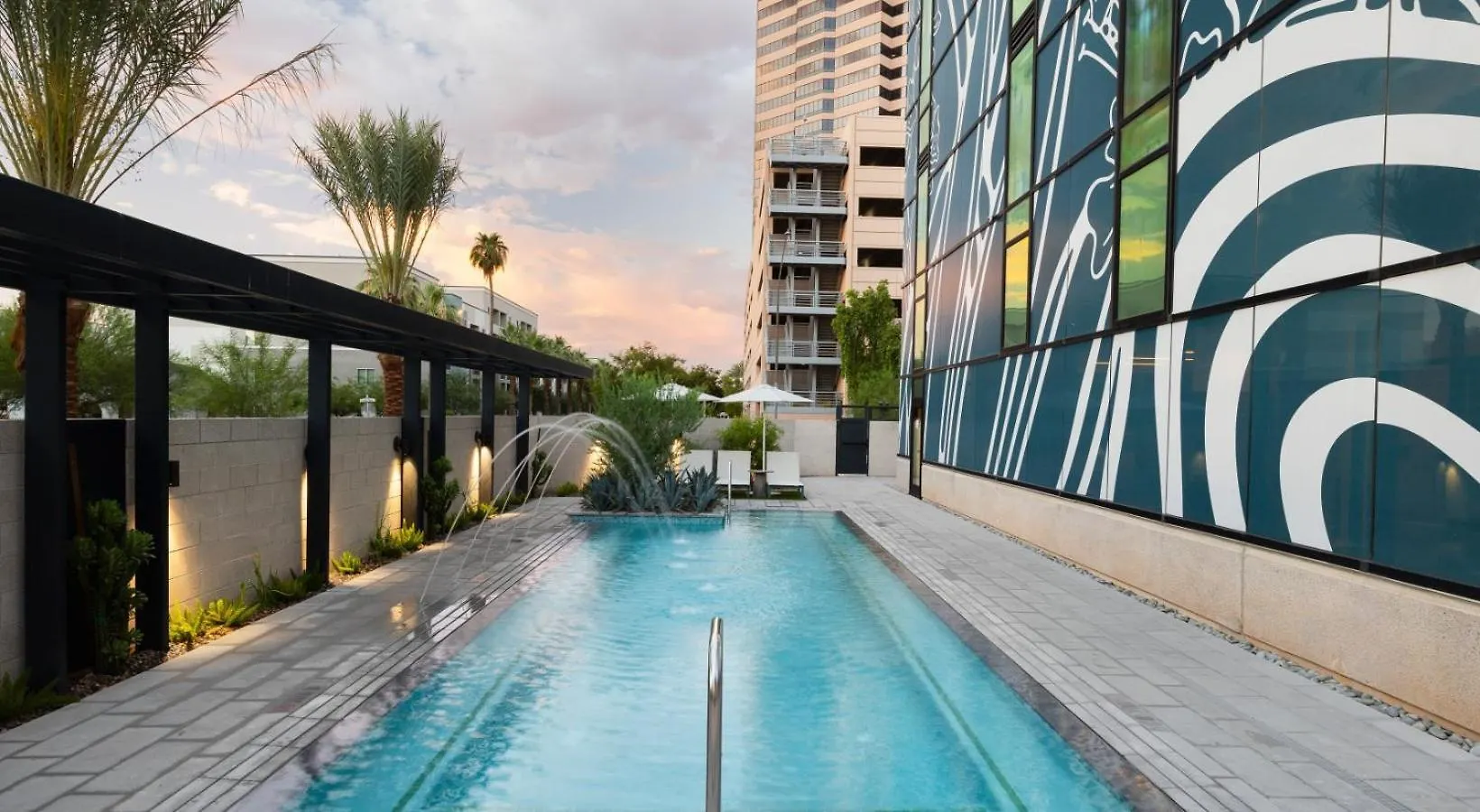 פיניקס Sentral Alloy Midtown 0*,